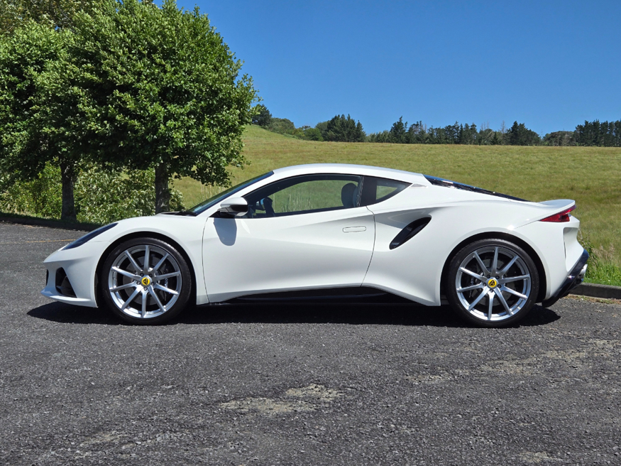 Lotus Emira Turbo.