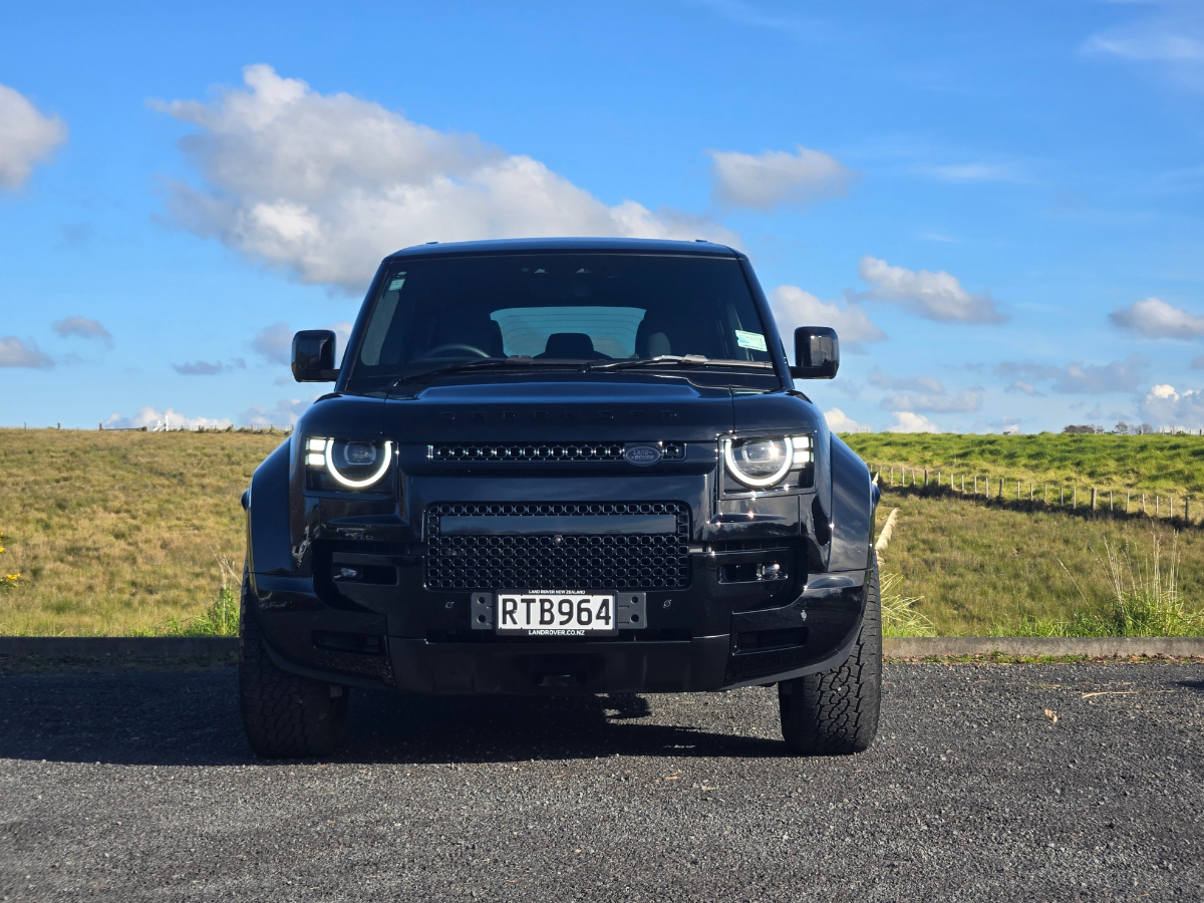 Land Rover Defender Octa Black.