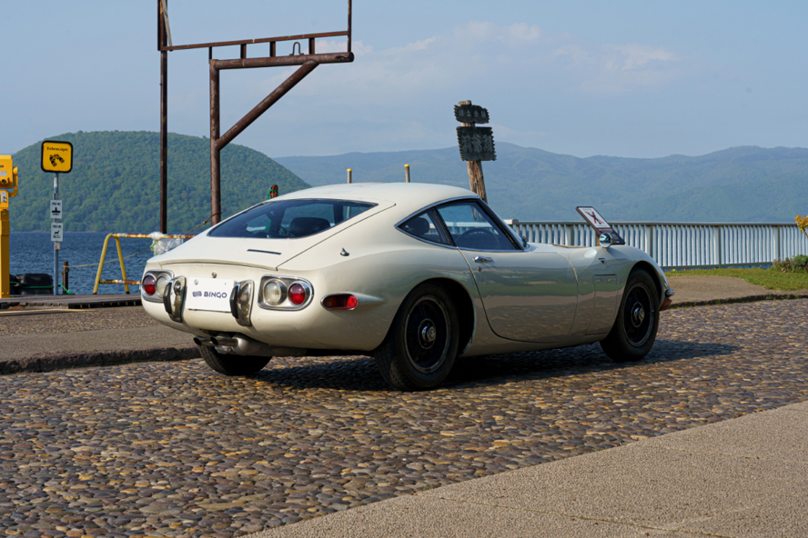 Toyota 2000GT.
