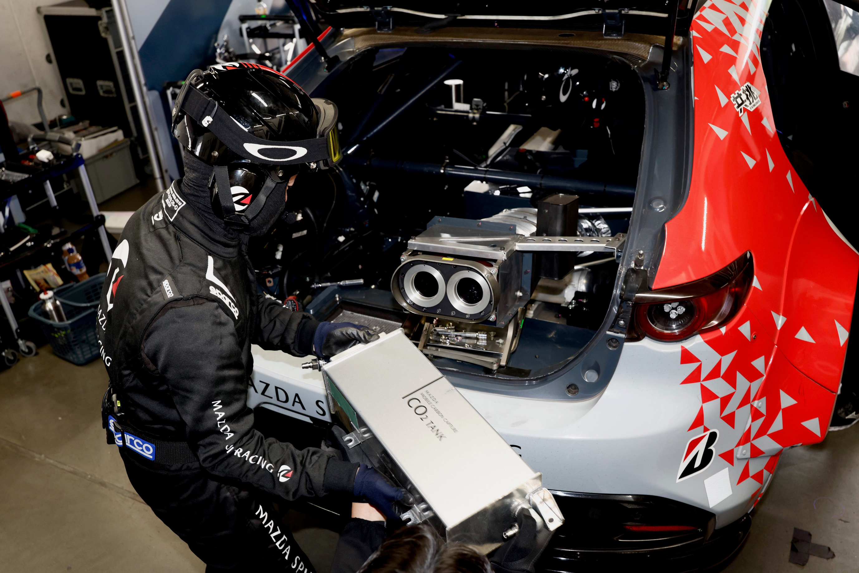 Mazda CO2 tank replacement during the demonstration programme
