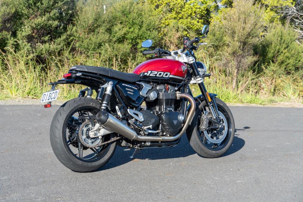 Triumph Speed Twin 1200.