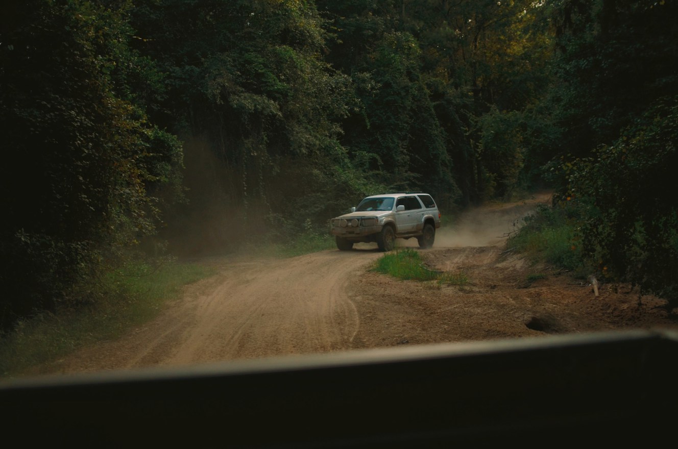 How to drive safely on gravel roads