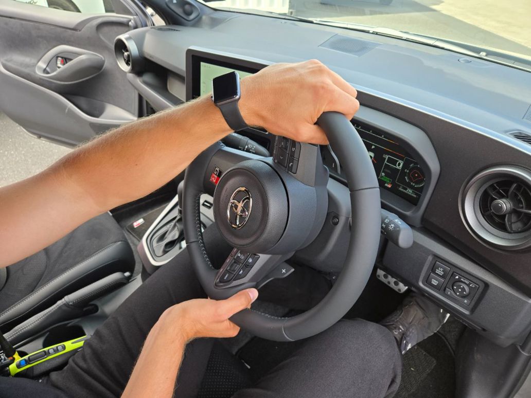 Advice: how to sit correctly in a car.