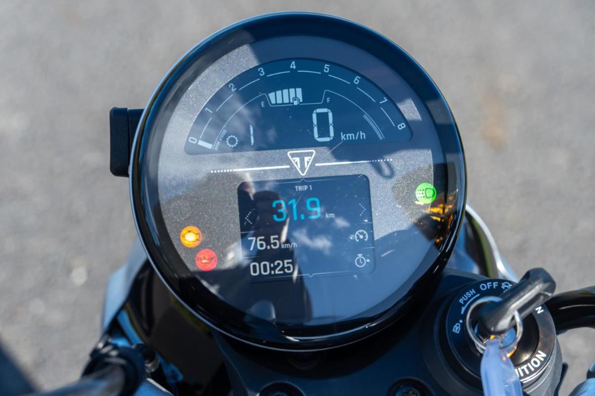 Triumph Speed Twin 1200.