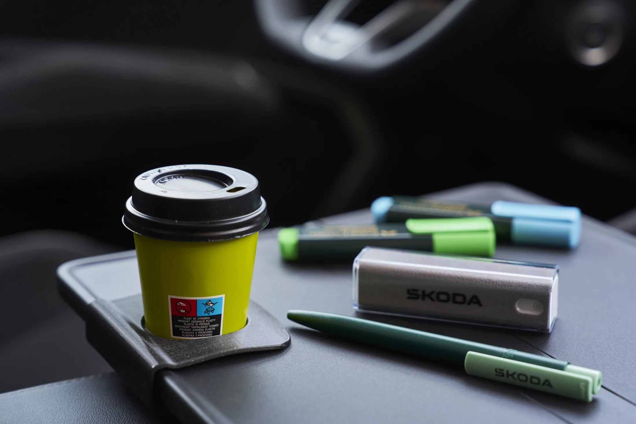 Clip-on cupholder fitted to folding table