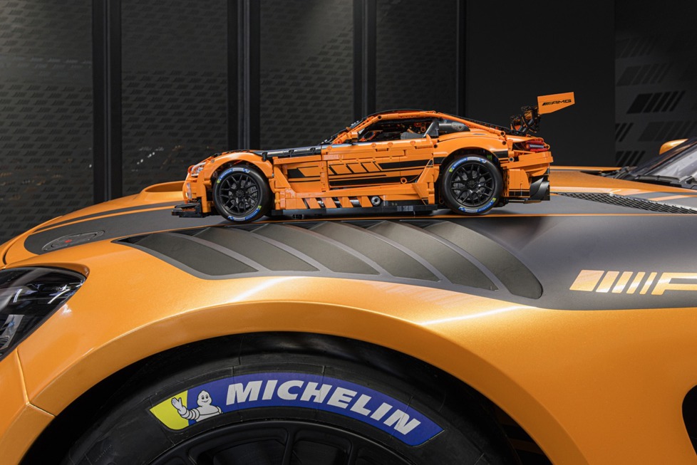 Mercedes-AMG GT3 1:8 scale model