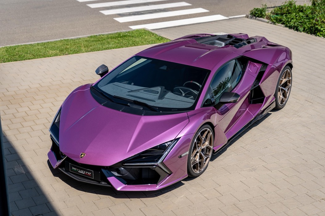 Lamborghini Revuelto in Viola