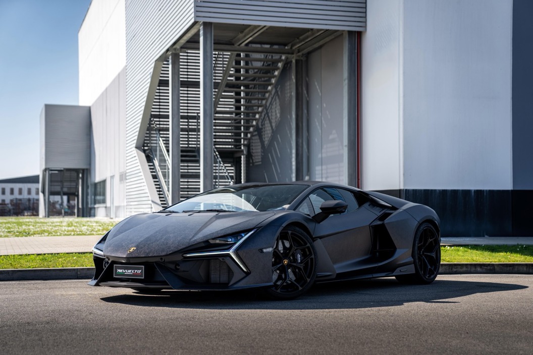 Lamborghini Revuelto in Nero Nemesis