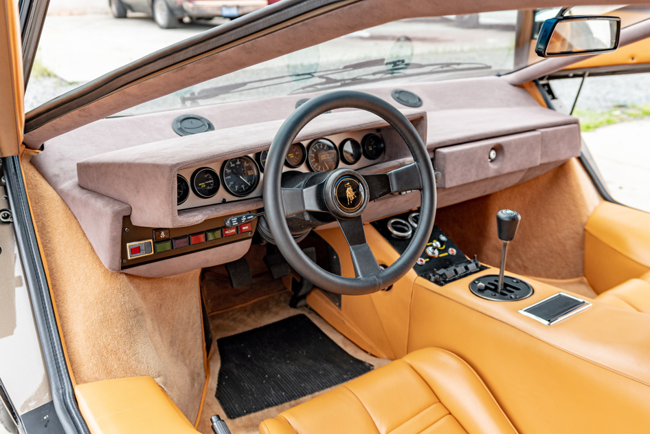 Lamborghini Countach LP400 interior