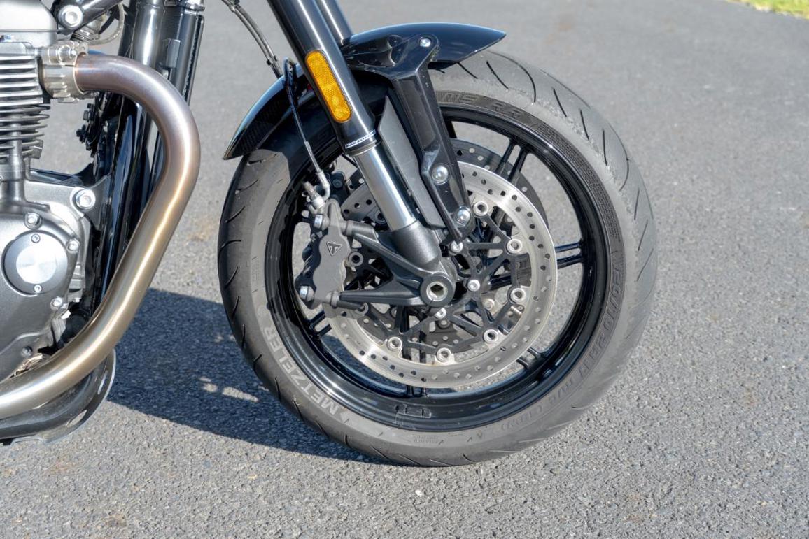 Triumph Speed Twin 1200.