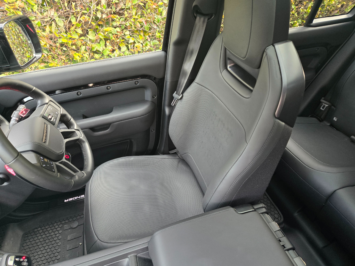 Land Rover Defender Octa Black.